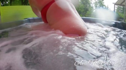Mon gros cul en string Wicked Weasel dans un jacuzzi