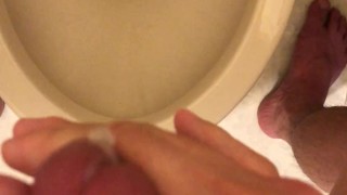 トイレでシコシコオナニー