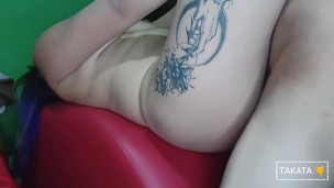 Sexo en el sillón tántrico con la chica hermosa de los tatuajes