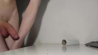 ESTE POLLÓN SE HACE LA PAJA Y SE VIENE CON MUCHA LECHE