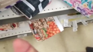 Me masturbo en medio del supermercado y casi me pillan ( REAL PUBLICO AMATEUR)