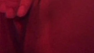 Chica se masturba mientras sus padres duermen