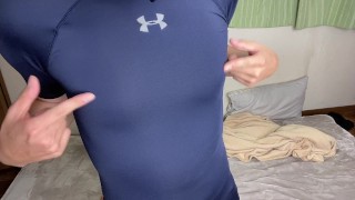 【乳首動画】ジム帰りの大学生がスポーツウェアの上から乳首をいじめる！