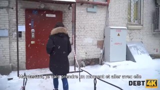 DEBT4k. Un mec sort une bite dure d'un pantalon pour le ravissant débiteur