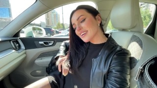 Passers-by do not allow a normal blowjob in the car