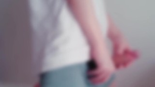 【自撮り オナニー】色白細身の素人男子が声を漏らして自慰行為