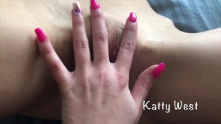 Трогаю влажную киску Gina Gerson и она стонет от удовольствия