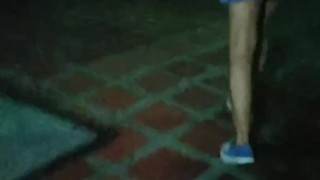 Vecina me muestra el culo en el ascensor y se termina masturbándo sorpresivamente 