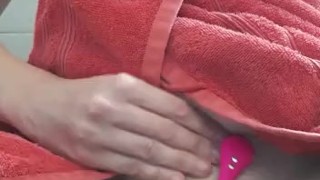 Chica blanca en toalla roja masturbándose y jugando con su lovense lush 3