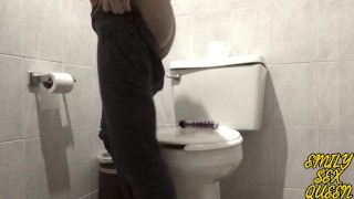 Lady Macdonals se masturba en el baño del trabajo - Emily Sex Queen