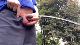 Öffentliches riskantes Pissen