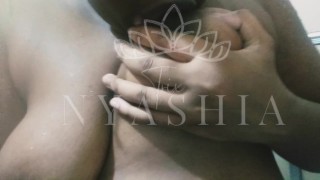 Chupando o próprio peito