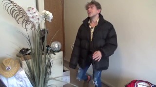 Personal Trainer demonstrates His Jerkoff Skills to New Client!