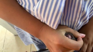 La novia de mi amigo me chupa la verga y se traga mi semen mientras mi amigo esta en el baño