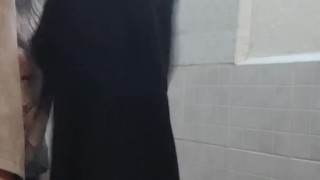 Voy al baño a cambiarme y termino masturbándome hasta venirme