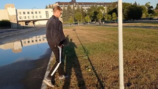 парень дрочит около завода. ЭКСТРИМ