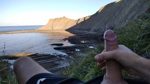 Route To The Beach, Then Masturbate The Big Cock In Front Of A Far Fisherman, And I Cum In The Water