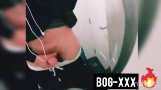 CHICO CALIENTE EXHIBE SU GRAN PENE EN BAÑO PÚBLICO