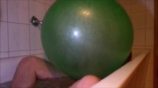 Fucking Balloon in bathtube