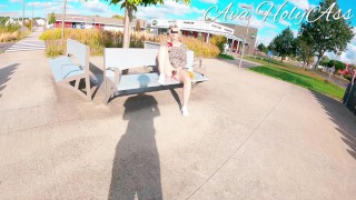 Vibromasseur sur un banc public avec un inconnu derrière moi