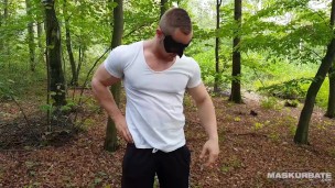 Maskurbate - Masked Muscle Hunk Zahn Jerking Outdoors