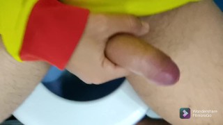 Me quito la calentura en el baño de una estación de policía