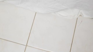 Mi hermanastra cogida en el sofa se traga todo el semen y me limpia la verga con su lengua