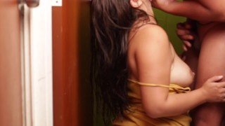 Hermanastra follada en el baño antes de sus clases virtuales