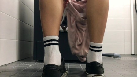 I wanna cum so badly / jerking off in the laundry room