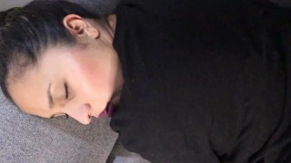 Invito a mi amiga a ver Netflix y terminamos follando sin condon