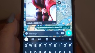 Mi hermanastra me espía mientras me baño y me engaña para enviarle nudes! OMG