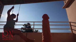 La diosa Regina Noir chupa un consolador enorme y se folla el coño. Exterior. De cerca. Coño grande.