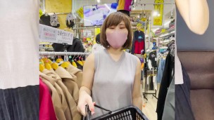 A Japanese girl goes shopping with a remote rotor in her vagina and comes many times...