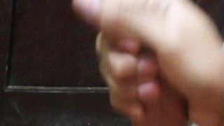 Chico se másturba y acaba lleno de leche 