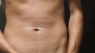 Chico juega con su pene y se llena de su semen 