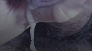 Punheta e gozada de noite na cama