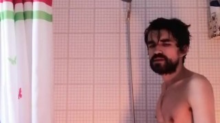 Me hago una rica paja en la ducha hasta sacarme toda la leche