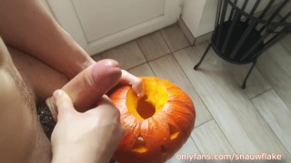 How to fuck a pumkin (Special Halloween)A yougn twink try to make a pumpkin pie but it's going badly