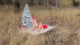 Hiker Spies on Horny Mrs. Claus while she MASTURBATES outdoors! He gets a HOLIDAY SURPRISE!