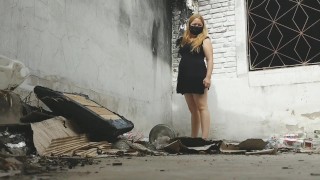 exhibición en publico y sexo en casa abandonada voyeur