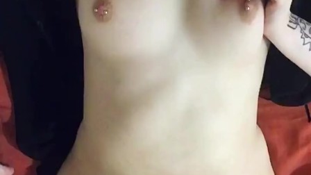A very hot girl play with her pussy on the bed, and fucked herself with a dildo until she cum