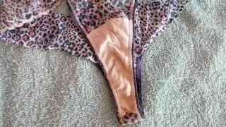 Me vengo bien rico en la tanga sucia de mi vecina