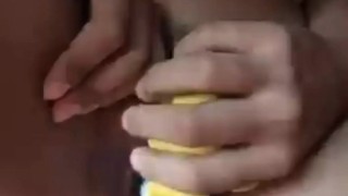 pequeña puta caliente le encanta que le metan los dedos y le chupen la vagina