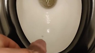 peeing in the toilet with loud splashy water noises 