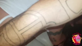 Entra in casa e trova lei in doccia