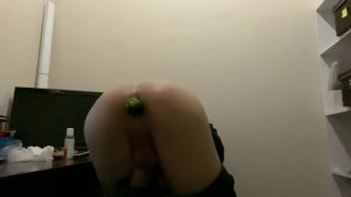 Балуется с огурцом на работе