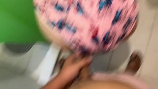 Mi hermanastra esta en el baño y le pido que me deje meterle la verga