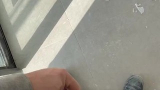 Парень мастурбирует