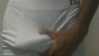 Masturbando e gozando muito