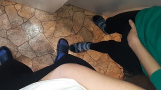 Пока моя мачеха готовит на кухне, мы с моей девушкой мастурбируем - IkaSmokS